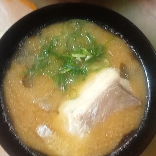 白胡椒＆大蒜をコーティングしたグリル鯛の味噌スープ